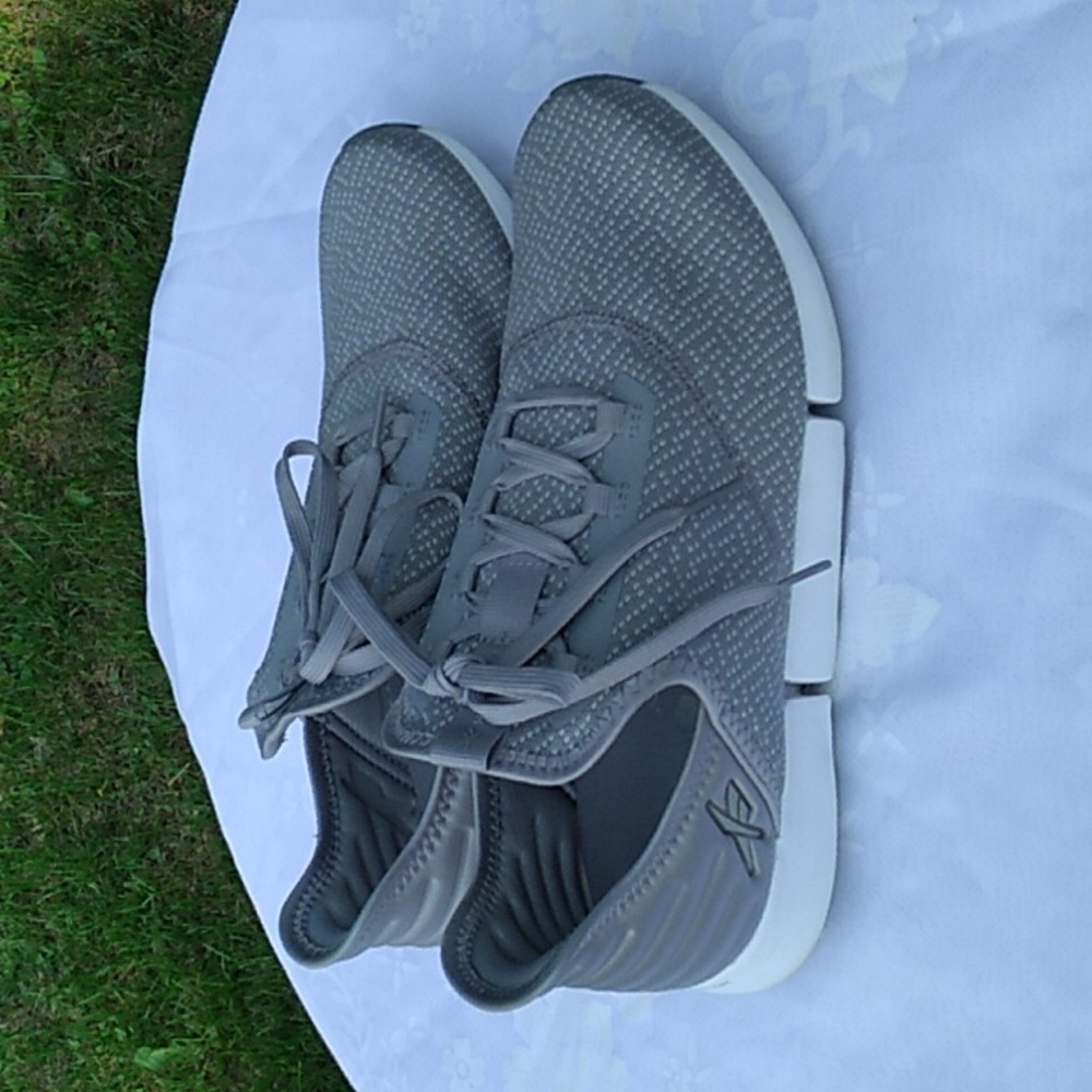 Women's Reebok DMX cushioning moving air Gray white trim 9.5 M Like new EUC.